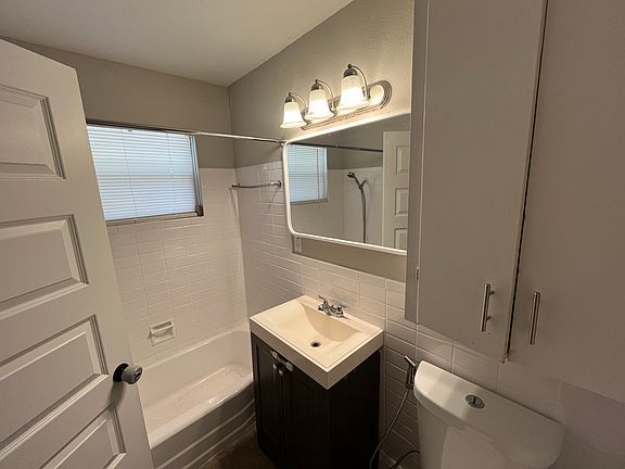 5th image of 210 Winn Ave