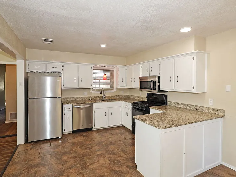 2905 Salem Dr — Photo 10