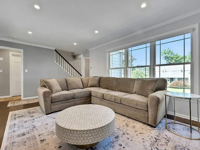 4 Lorraine Dr — Photo 5