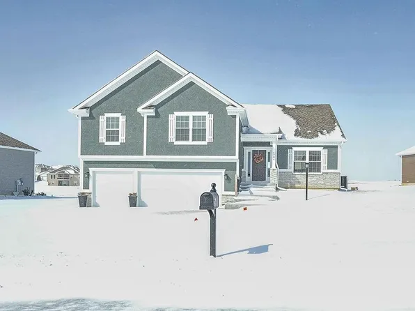 4704 Woodland Shores Dr, Saint Joseph, MO 64505