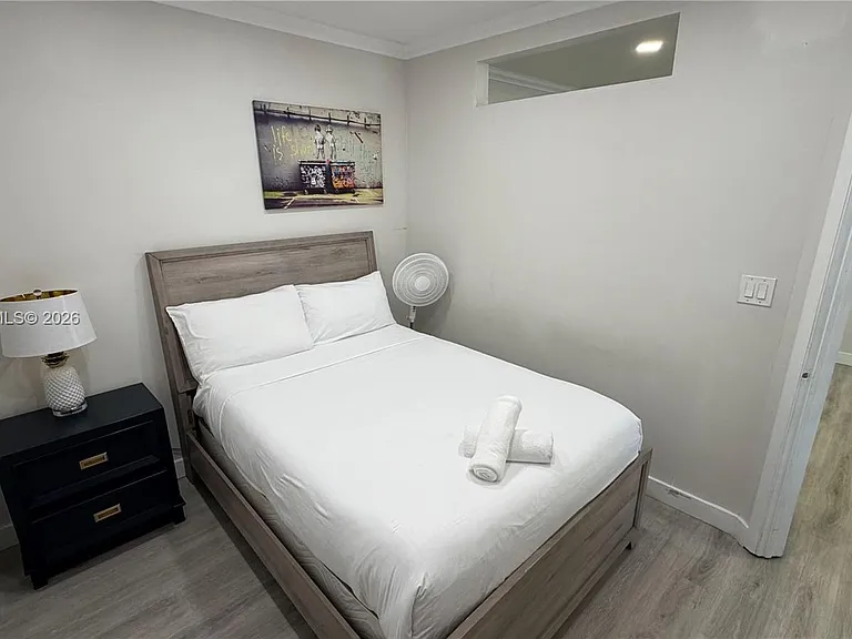 10004 E Bay Harbor Dr #8 — Photo 9
