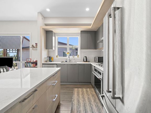 4th image of 11507 84th Ave #616