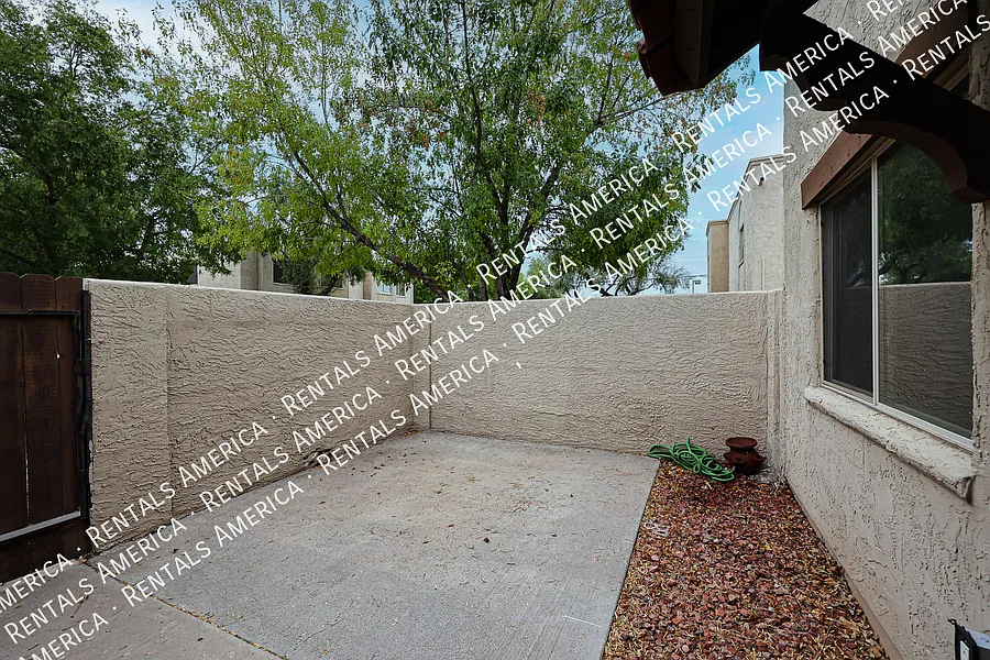 Nice corner 2 bd / 1 ba 2-level condo in the heart of Scottsdale — Photo 2
