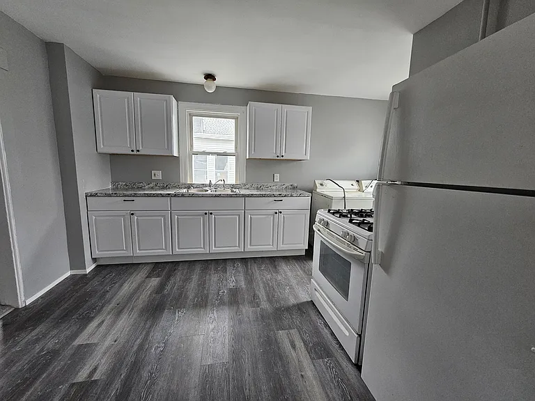 Spruce St — Photo 3