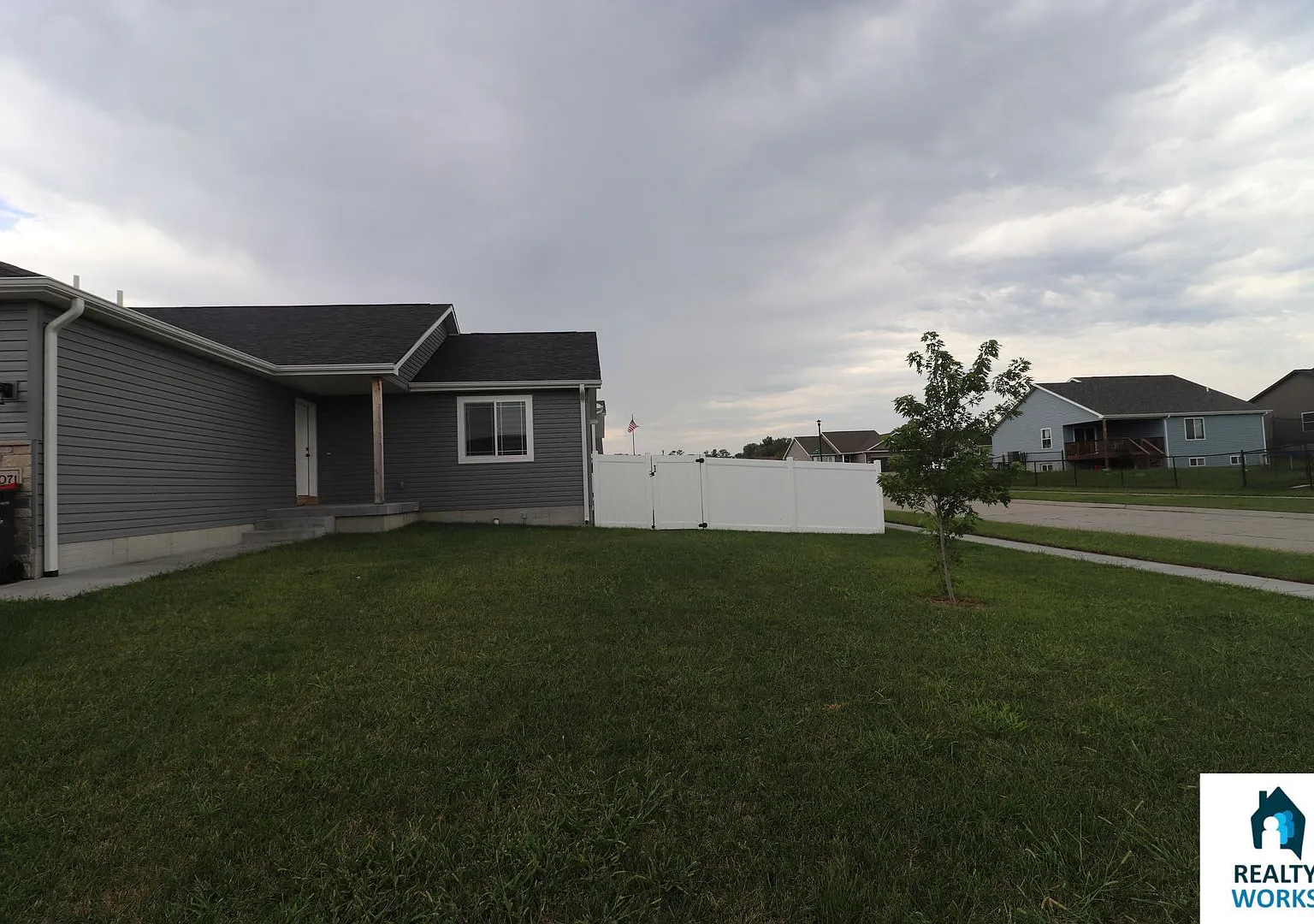 4 Bedroom, 3 bath townhome available Now! — Photo 2