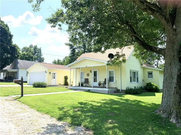 107 N Champlain St, Tower Hill, IL 62571