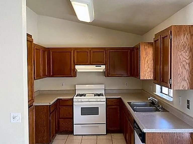 963 Grouse Dr — Photo 3