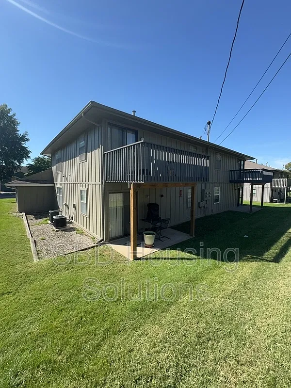 2 bed, 1.0 bath, $925 — Photo 2
