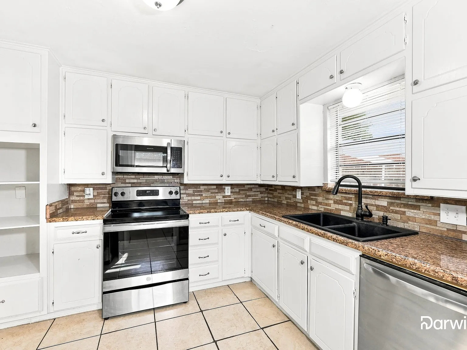 3 bed, 2.0 bath, 1720 sqft, $2,295 — Photo 2