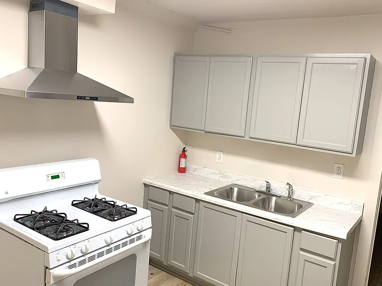1300 Brown Ave — Photo 2