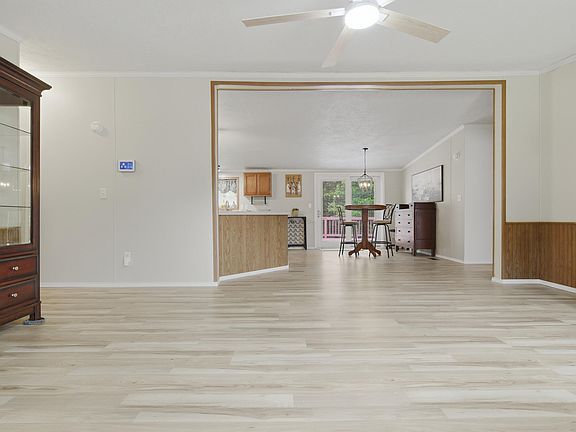 5th image of 136 Willow Pointe Dr