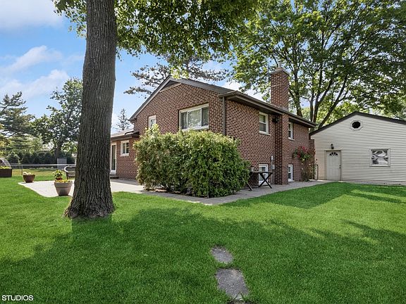 3rd image of 1028 E Oakton St