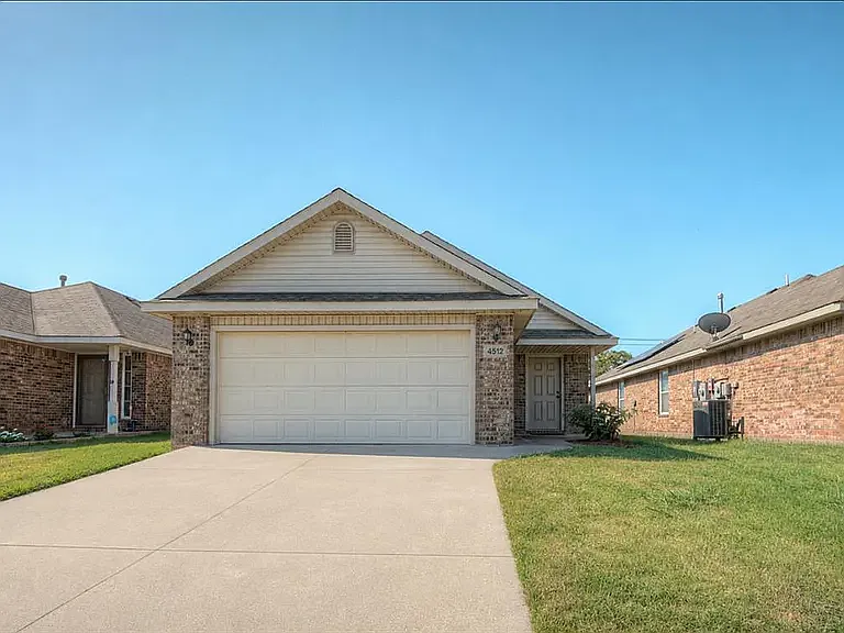 3 bed, 1233 sqft, $1,595 — Photo 1