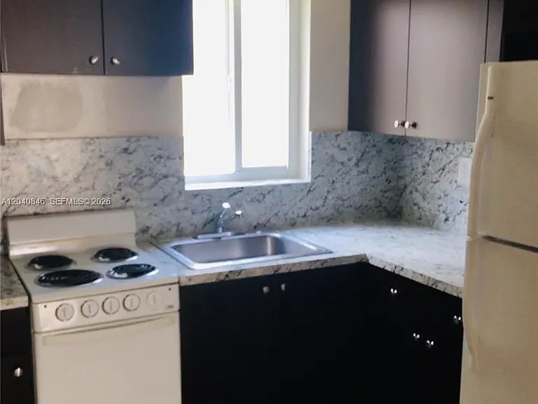 960 Biarritz Dr #2 — Photo 3