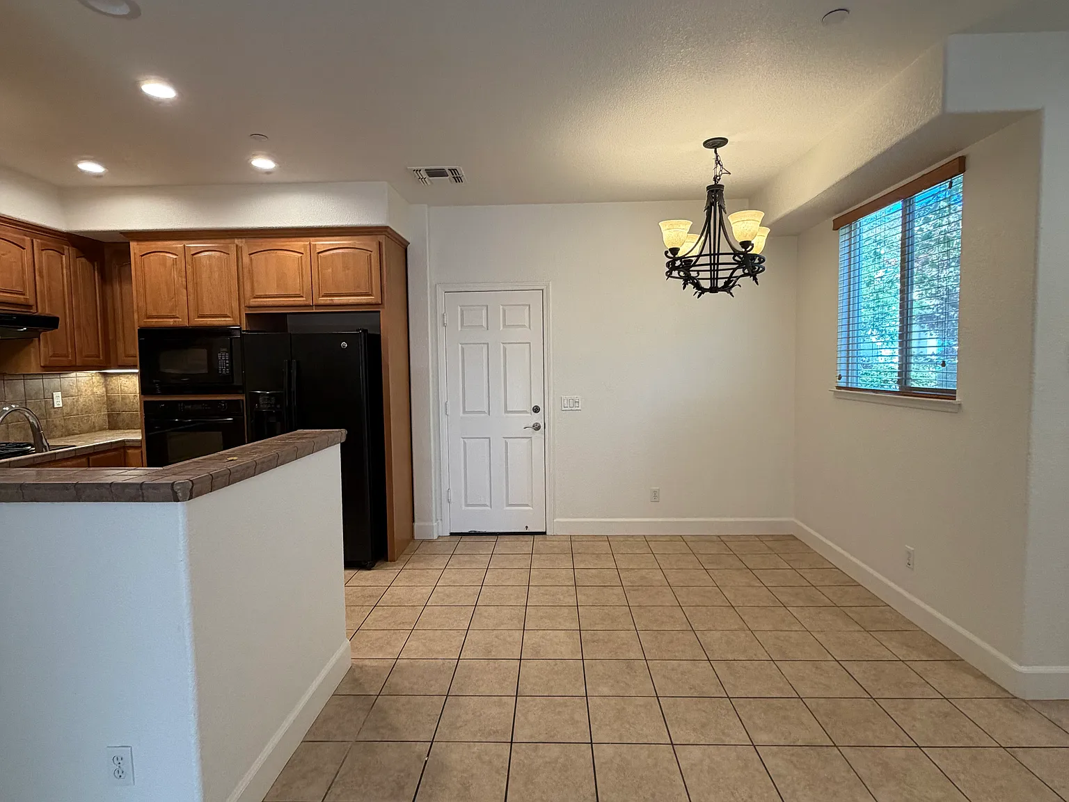 3 bed, 2.5 bath, 1560 sqft, $3,650 — Photo 4