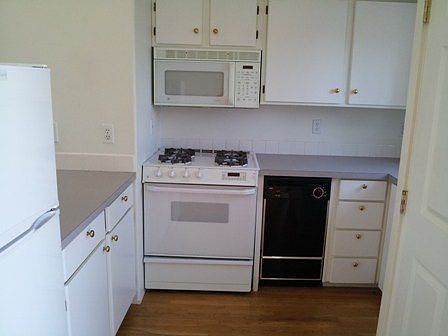 2nd image of 2412 Queen St