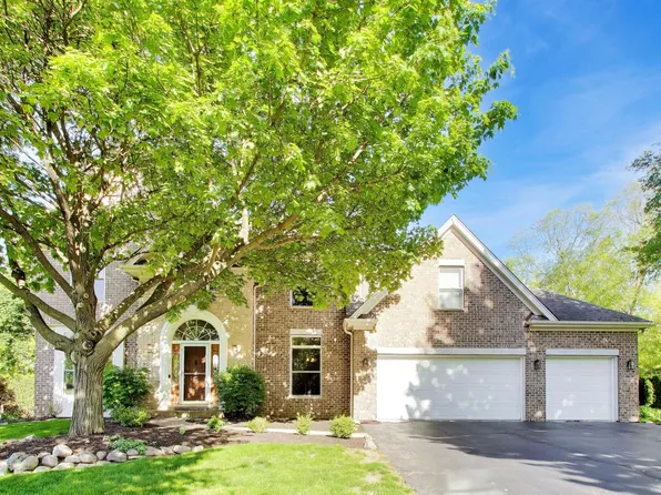 906 Secretariat Ct, St Charles, IL 60174