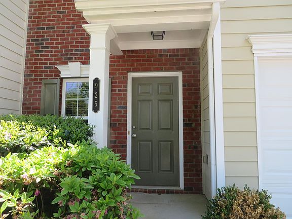 3rd image of 925 Magnolia Leaf Dr