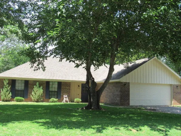 205 Clover Ln, Palestine, TX 75803
