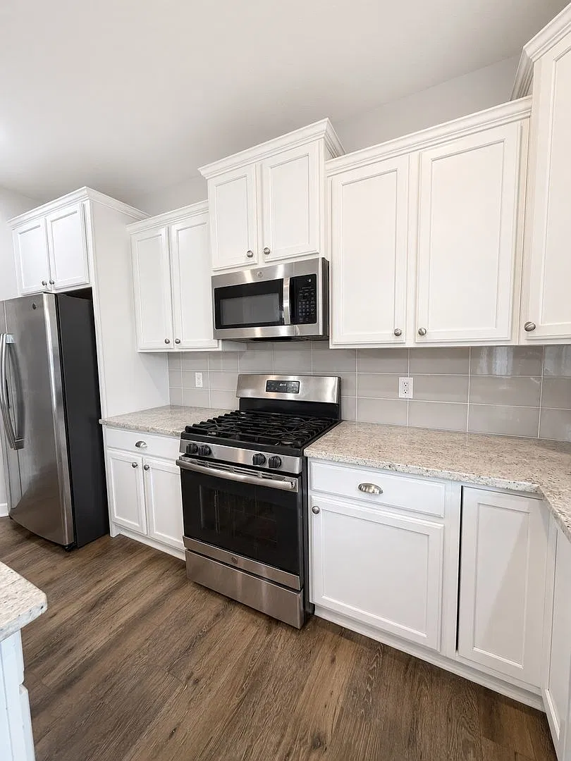 Spacious 5Bed 3.5Bath Home in Shakopee! Finished Basement! — Photo 3