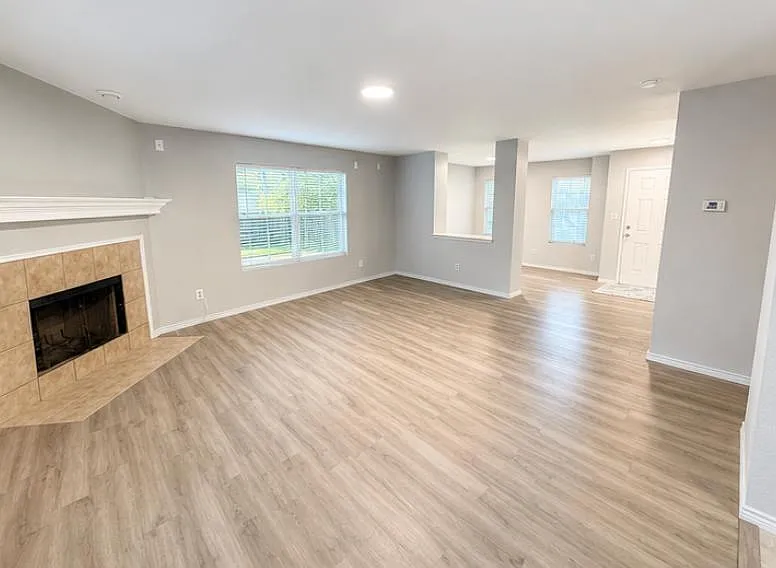 4 bed, 2260 sqft, $2,200 — Photo 3
