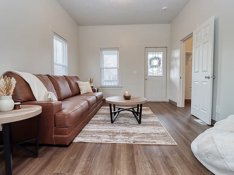 120 W G St — Photo 3