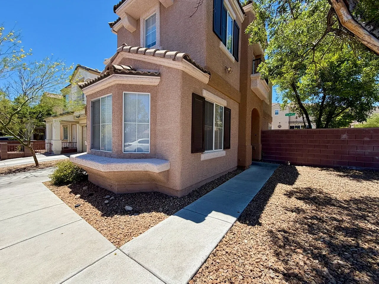 3 bed, 2.5 bath, 1380 sqft, $1,850 — Photo 2