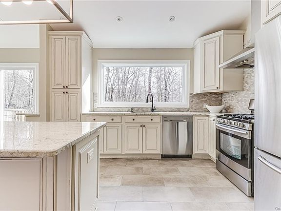 5th image of 8 Butternut Dr