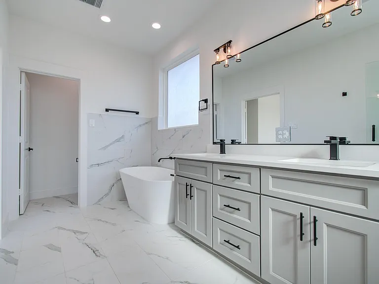 4425 Providence St — Photo 32