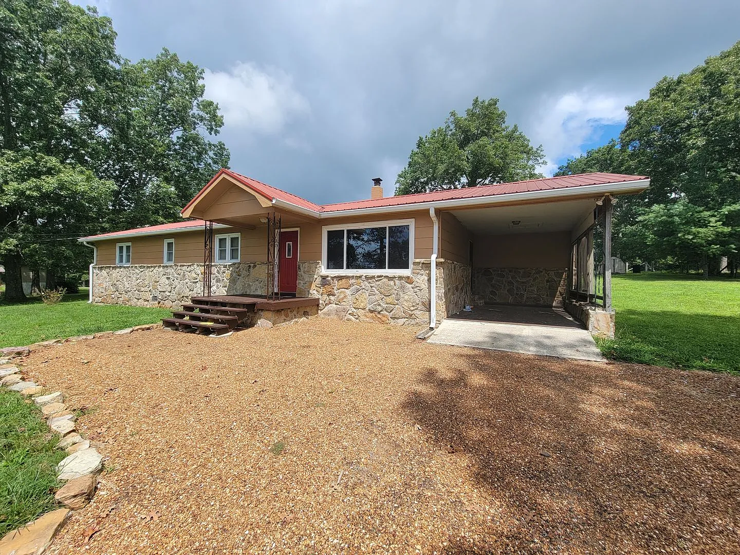 4 Bed, 1.5 Bath in Sparta for Rent! — Photo 1