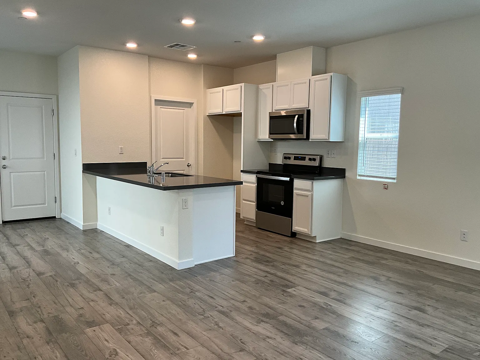 3 bed, 1296 sqft, $2,700 — Photo 2
