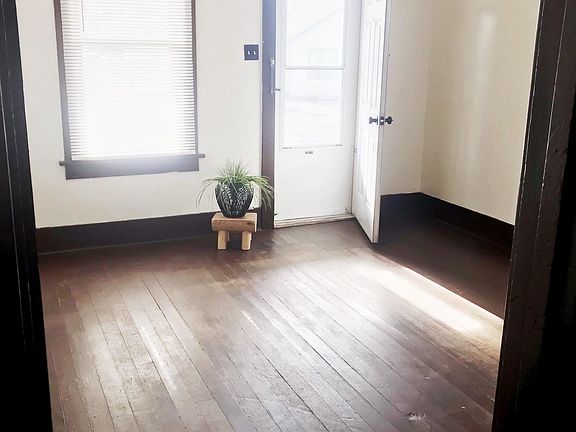 3rd image of 114 Logan St