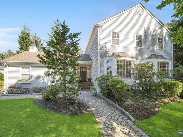 1 Connor Dr, Englewood Cliffs, NJ 07632