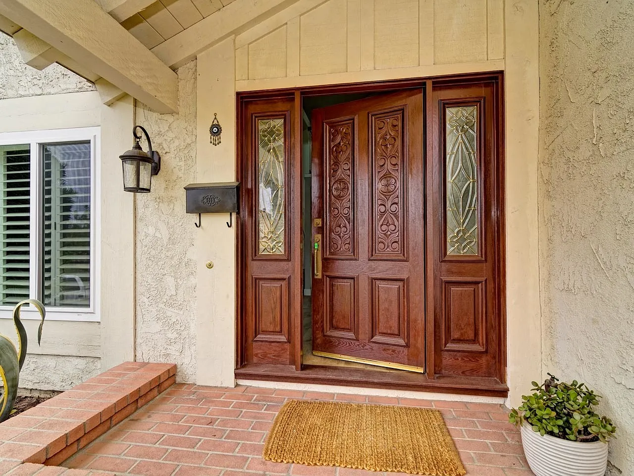 Luxury Home With Many Recent Upgrades On Quiet Residential Cul-De Sac — Photo 2
