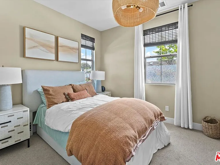 21181 Strathmoor Ln — Photo 17