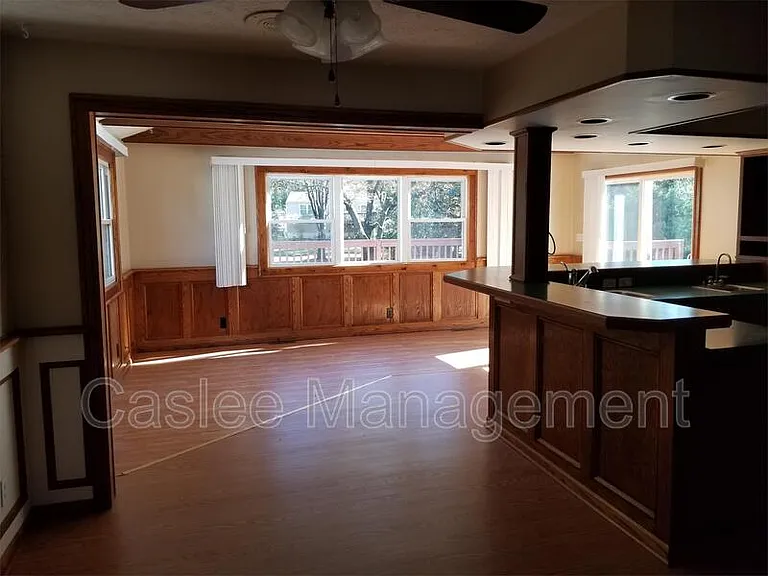 1049 Deleone Dr — Photo 6