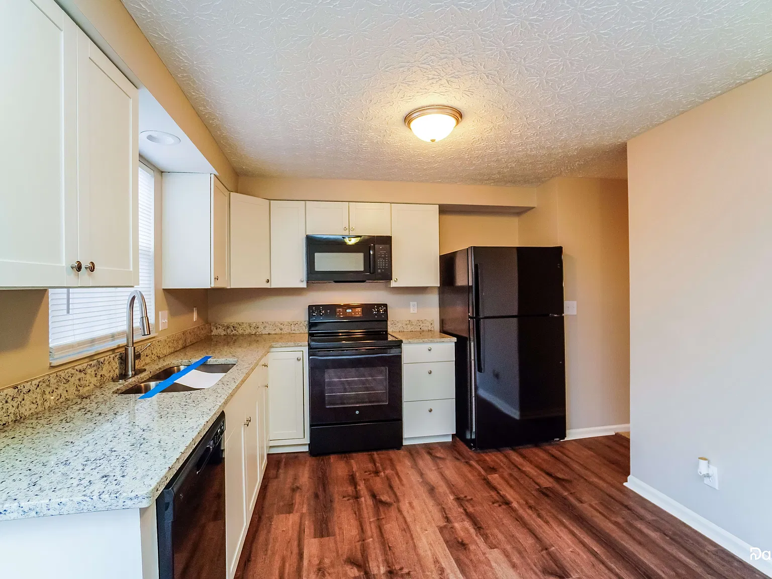 3 bed, 2.0 bath, 1296 sqft, $2,180 — Photo 2