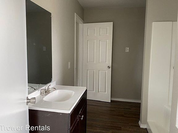 5th image of 904 E 17th St Unit B