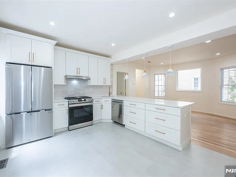 231 Waverly Pl — Photo 19