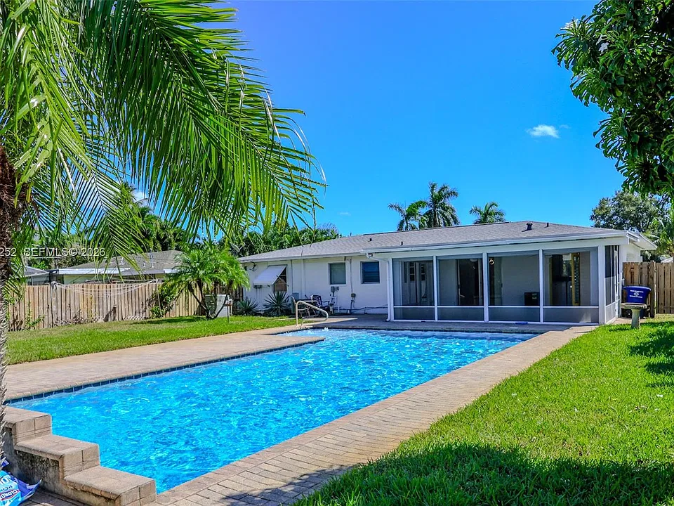 225 E Ilex Dr