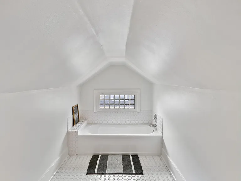 829 N Madison Ave — Photo 25