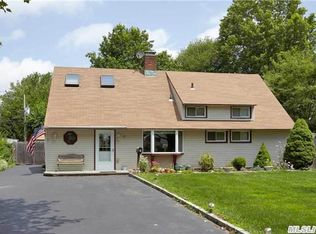 7 Arbor Ln, Hicksville, NY 11801