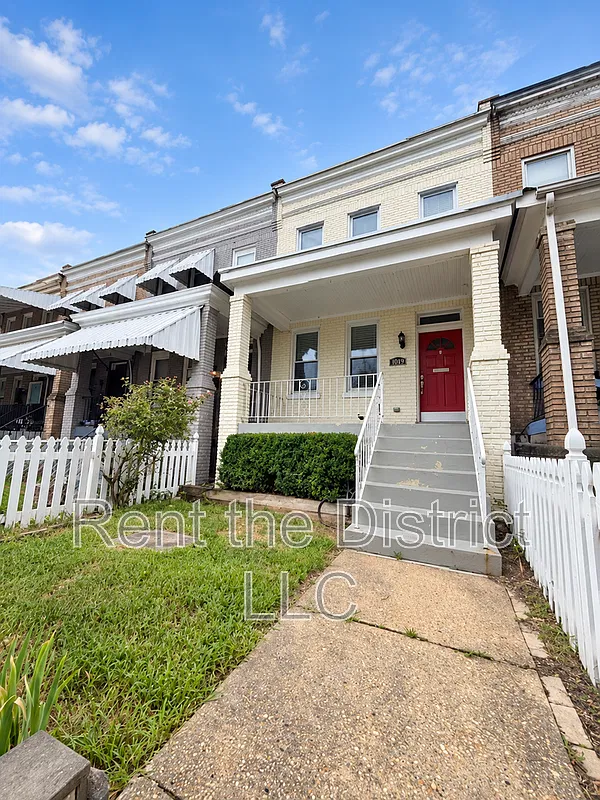 3 bed, 3.0 bath, 1352 sqft, $3,200 — Photo 1