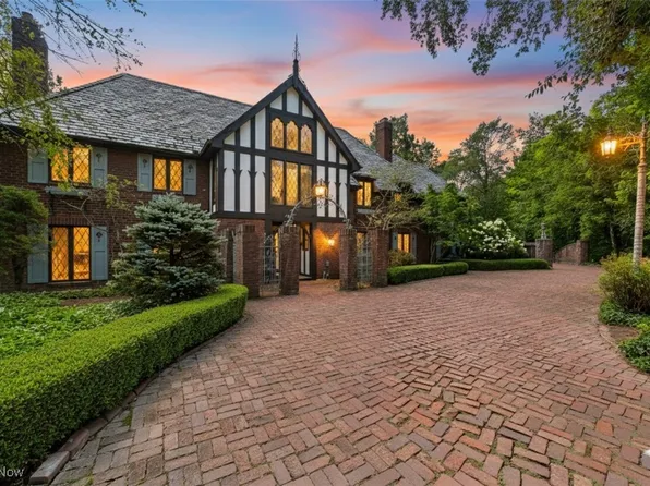 27 Hunting Hollow Dr, Pepper Pike, OH 44124