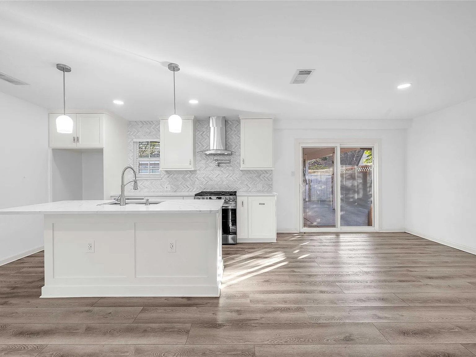 3 bed, 1.0 bath, 1230 sqft, $1,800 — Photo 4