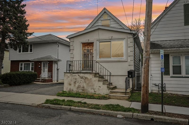 1st image of 17 Emma Pl