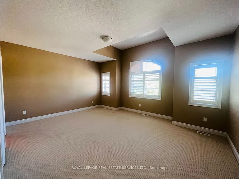 2366 Chateau Cmn — Photo 20