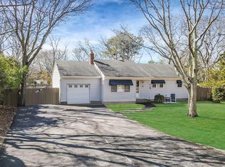 18 Lovell Rd, Hampton Bays, NY 11946