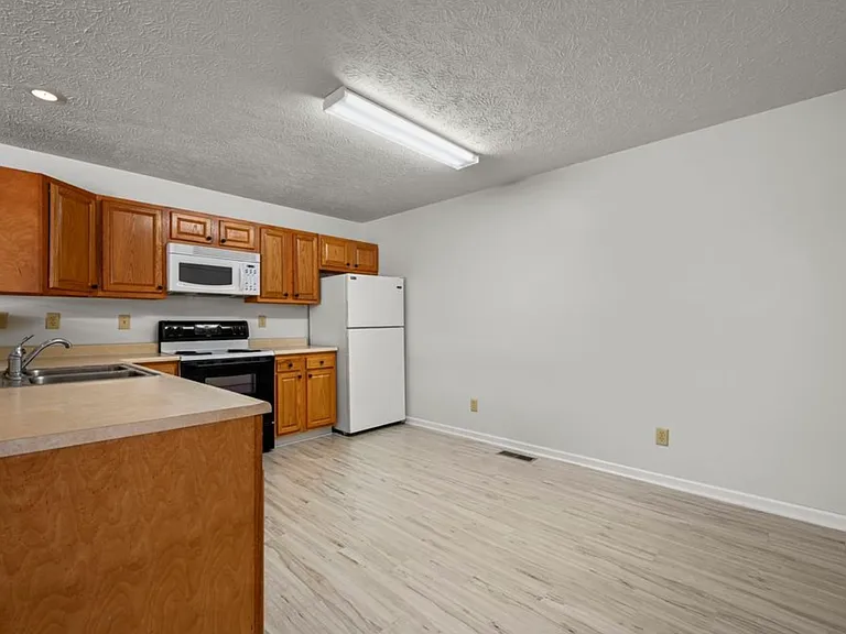 810 W Gaston Dr — Photo 3