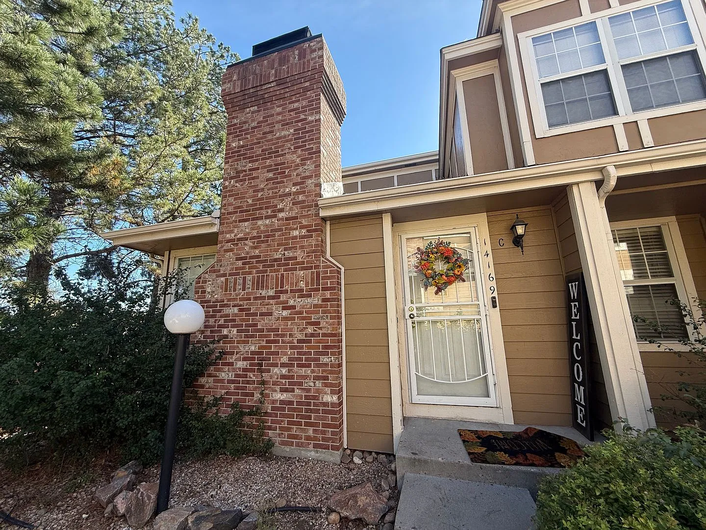 Charming 2-Bedroom Townhome with Vaulted Ceilings in Aurora — Photo 1